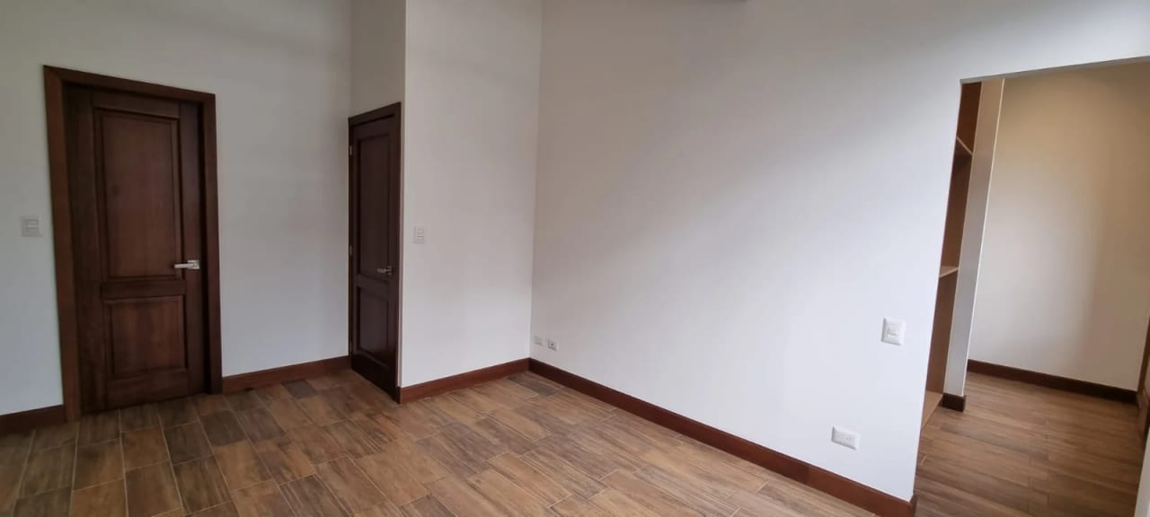 Rento Apartamento con Acabados Modernos en Edificio Salvattore Zona 10 — Apartamento en Alquiler en Zona 10, Guatemala, Ciudad — foto 4 de 13