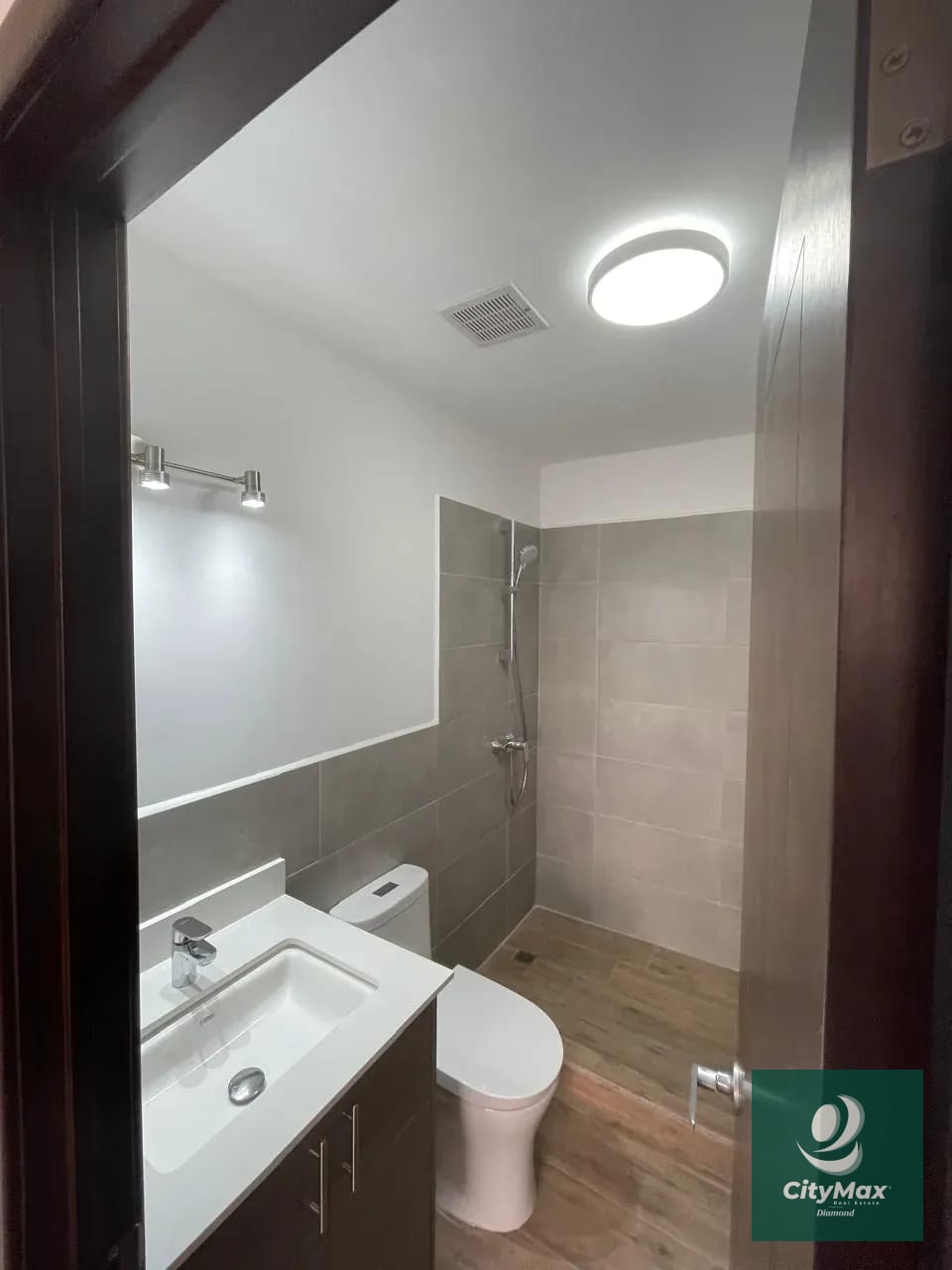 Apartamento en Renta en Zona 10 Cercano a Diagonal 6 — Apartamento en Alquiler en Zona 10, Guatemala, Ciudad — foto 8 de 11