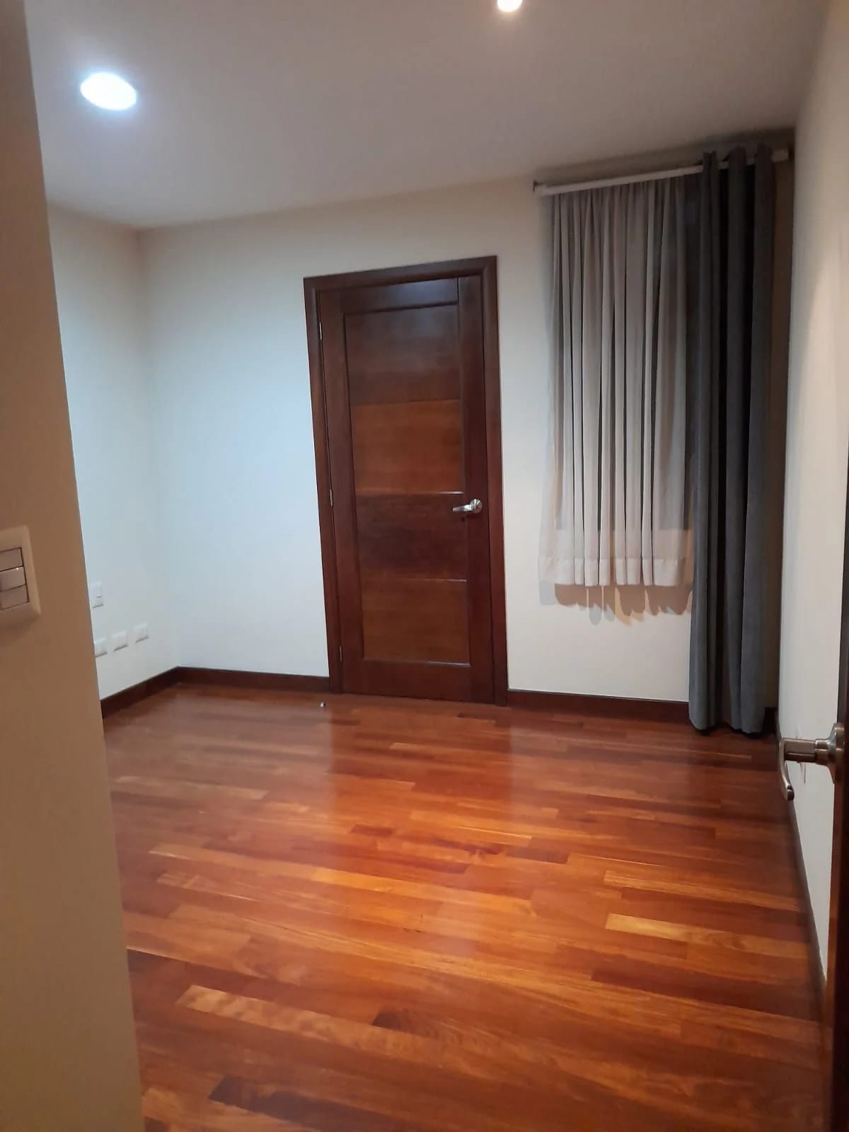 Vendo Apto Z.10 Edif. Mirafiori REF.6827 — Apartamento en Venta en Zona 10, Guatemala, Ciudad — foto 12 de 14