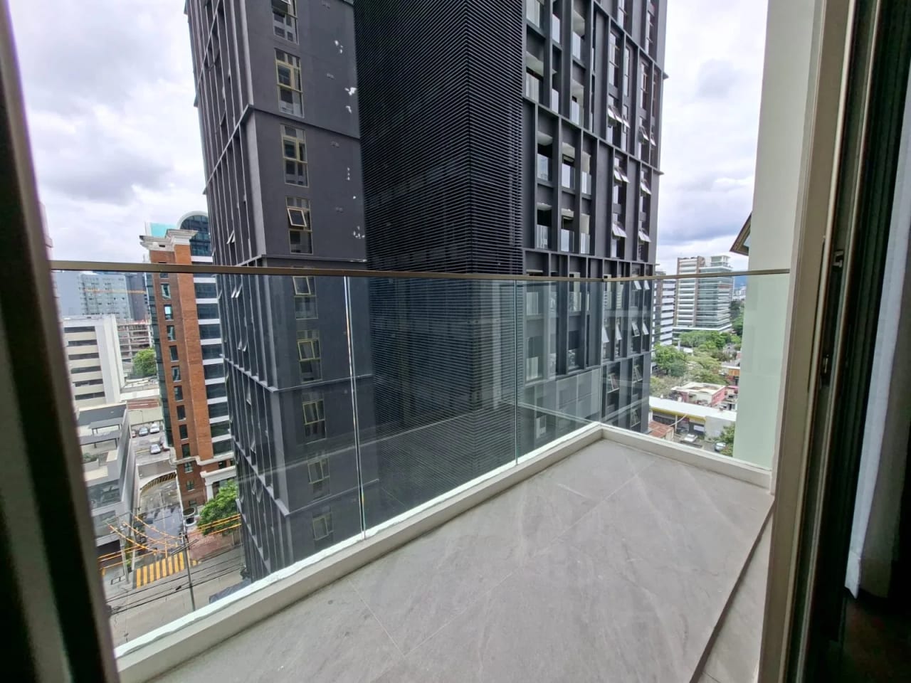 Rento Precioso Apartamento de 1 Habitación en Zona 10, Excelente Ubicación — Apartamento en Alquiler en Atarah, Zona 10, Guatemala, Ciudad — foto 3 de 16