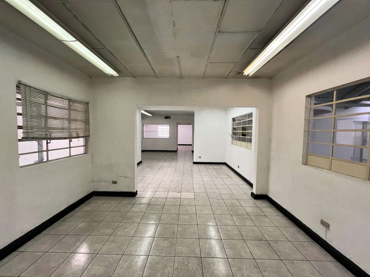 Propiedad Comercial en Alquiler | Avenida Petapa — Oficina en Alquiler en Zona 12, Guatemala, Ciudad — foto 12 de 15