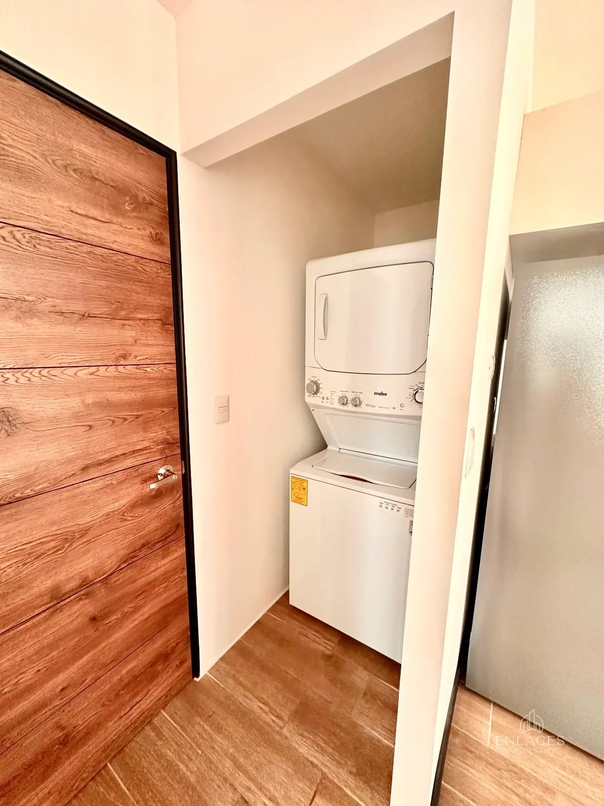 Zona 10 • Apartamento con Terraza en Venta • Edificio Senseti 10 — Apartamento en Venta en Zona 10, Guatemala, Ciudad — foto 3 de 11
