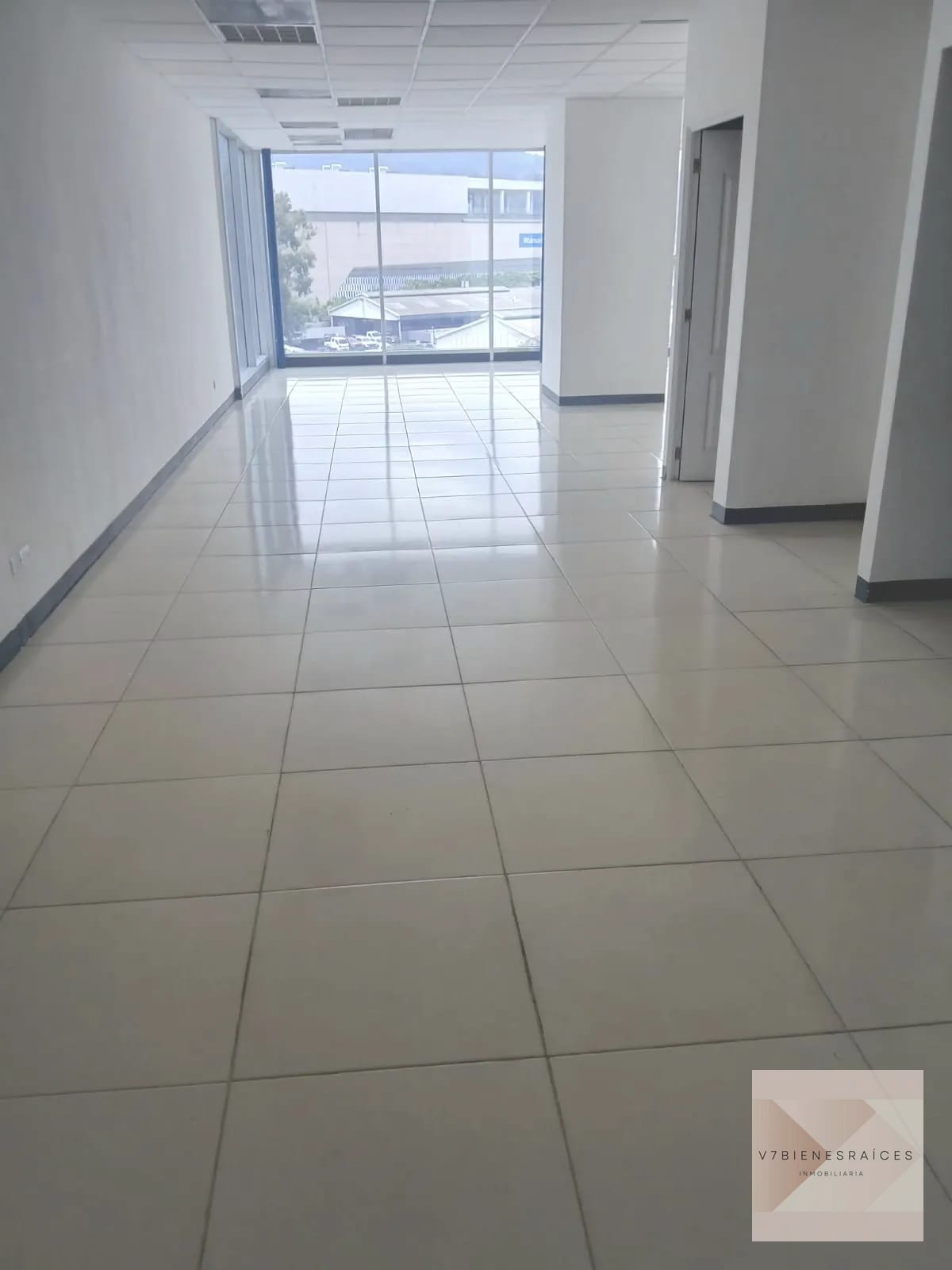 Rento Preciosa Oficina Tabicada — Oficina en Alquiler en Zona Pradera, Zona 10, Guatemala, Ciudad — foto 1 de 6