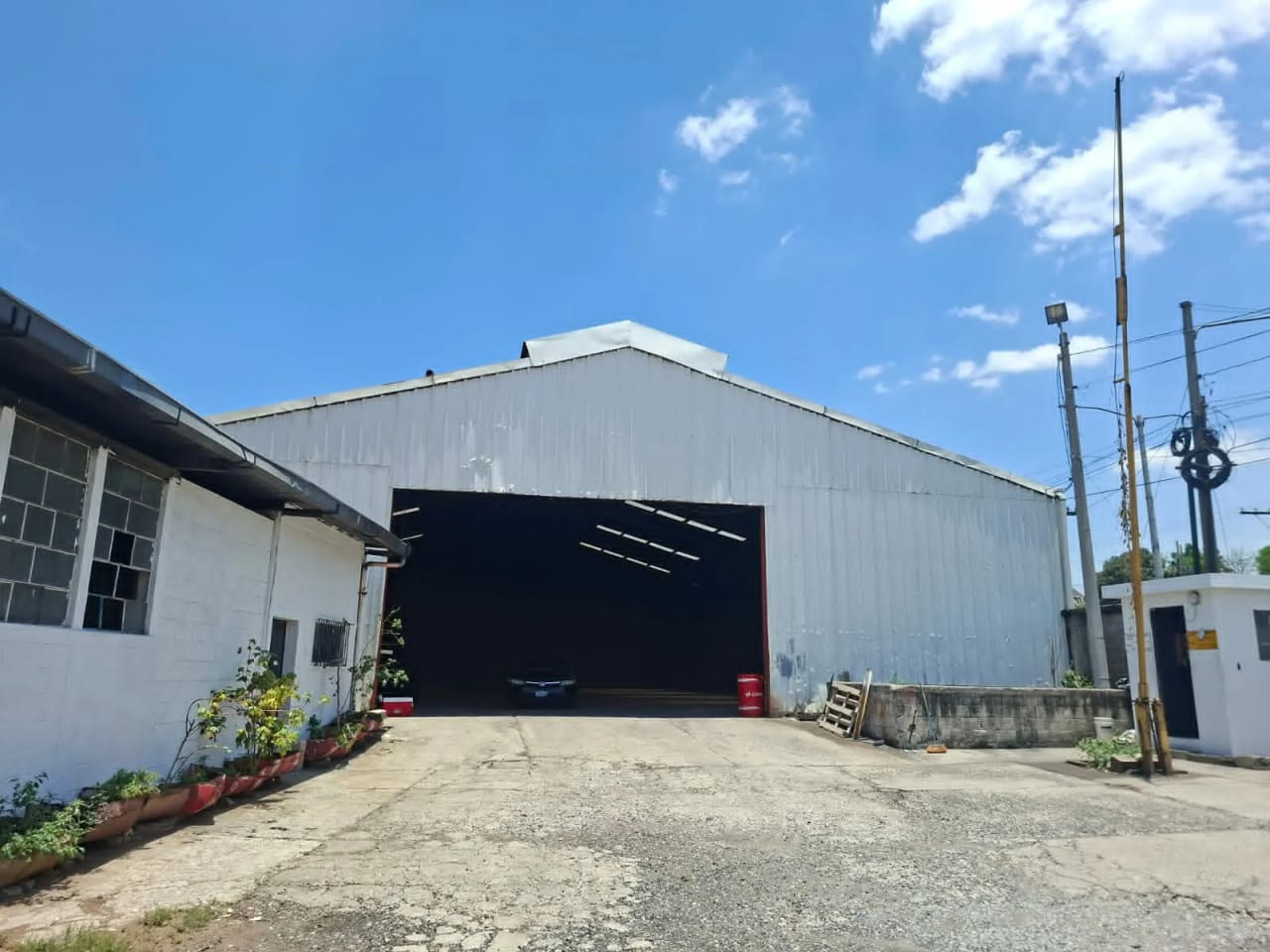 Bodega Plaza Villa Nueva a la Par en Renta — Bodega / Ofibodega en Alquiler en Villa Nueva, Guatemala, Ciudad — foto 1 de 9