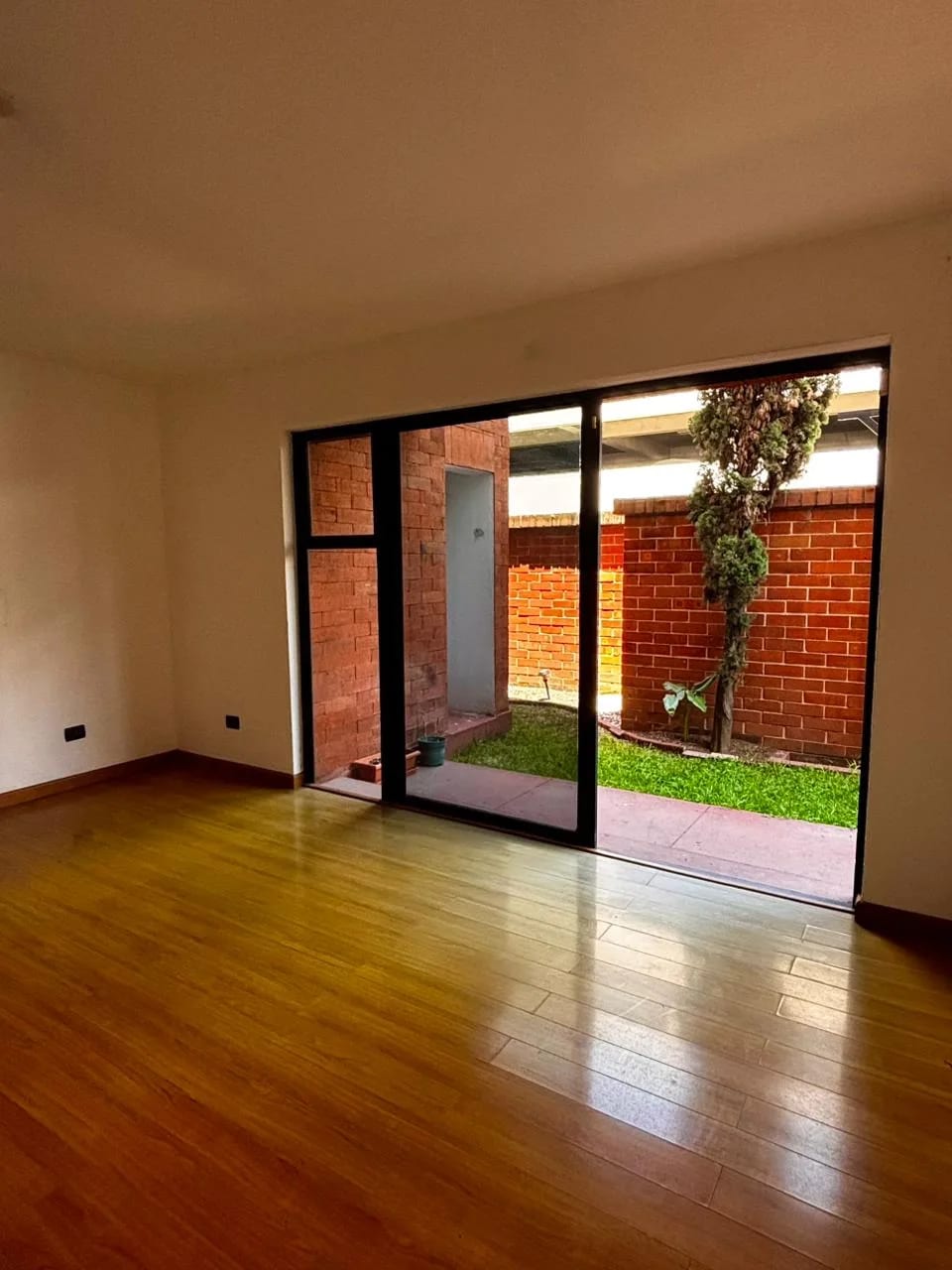 Apartamento con jardín en Las Charcas, Zona 11 — Apartamento en Alquiler en Zona 11, Guatemala, Ciudad — foto 1 de 10