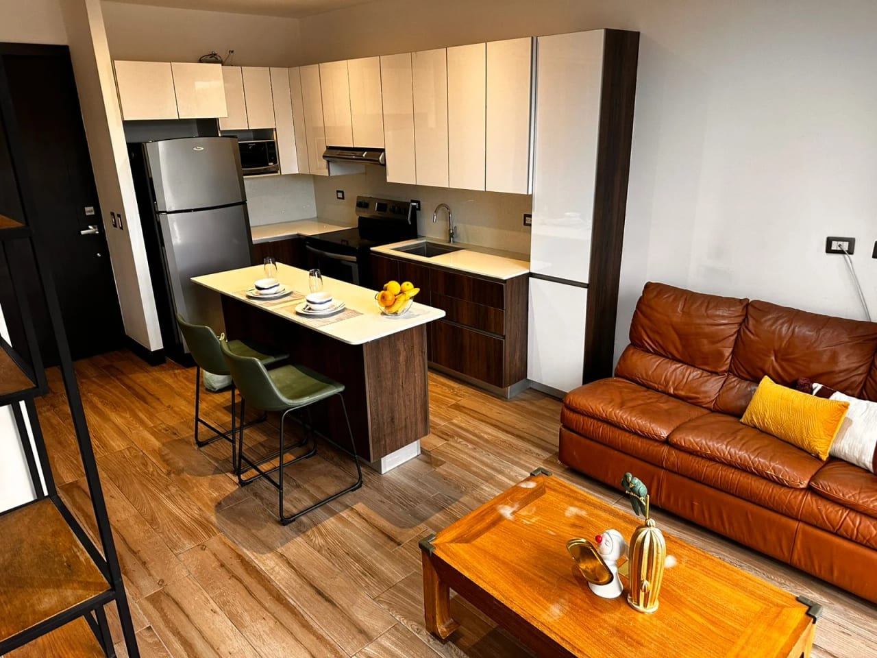 Apartamento amueblado tipo estudio en Zona 10 — Apartamento en Alquiler en Zona 10, Guatemala, Ciudad — foto 1 de 7