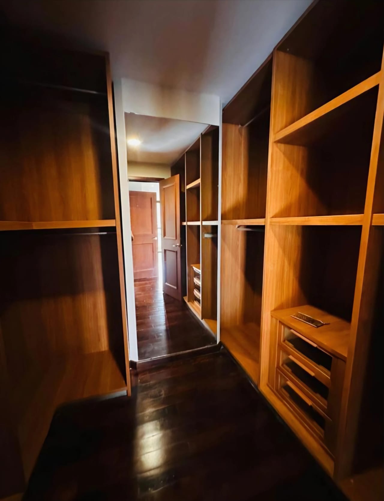 Apartamento amplio Venta Tiffany z10 3 hab y servicio — Apartamento en Venta en Tiffany, Zona 10, Guatemala, Ciudad — foto 8 de 16