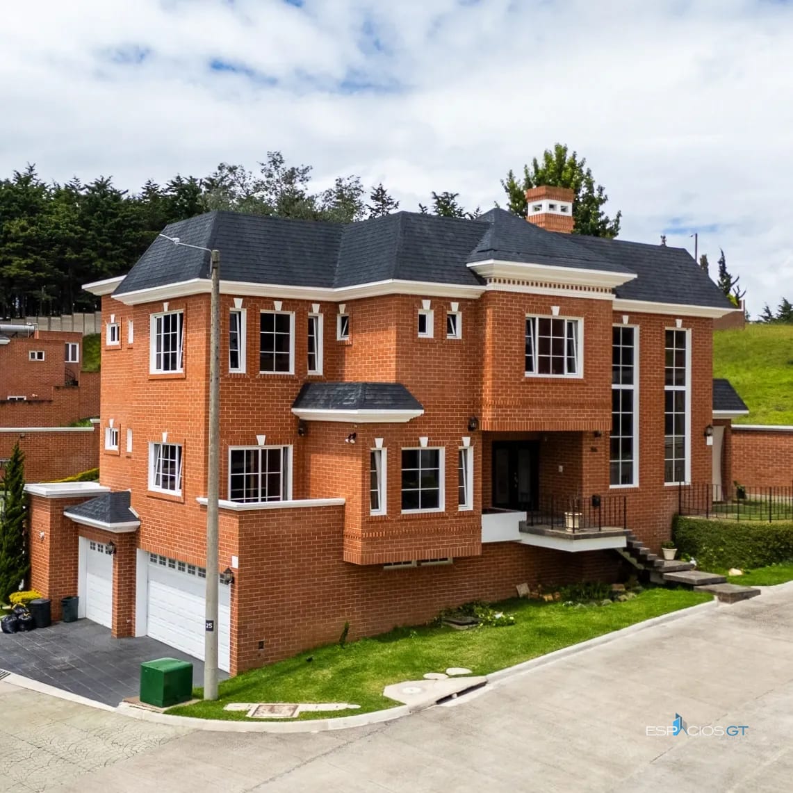 Hermosa casa con amplio jardín y terreno adicional Km. 16.5 CAES — Casa en Venta en Carretera a El Salvador, Guatemala, Ciudad — foto 1 de 7