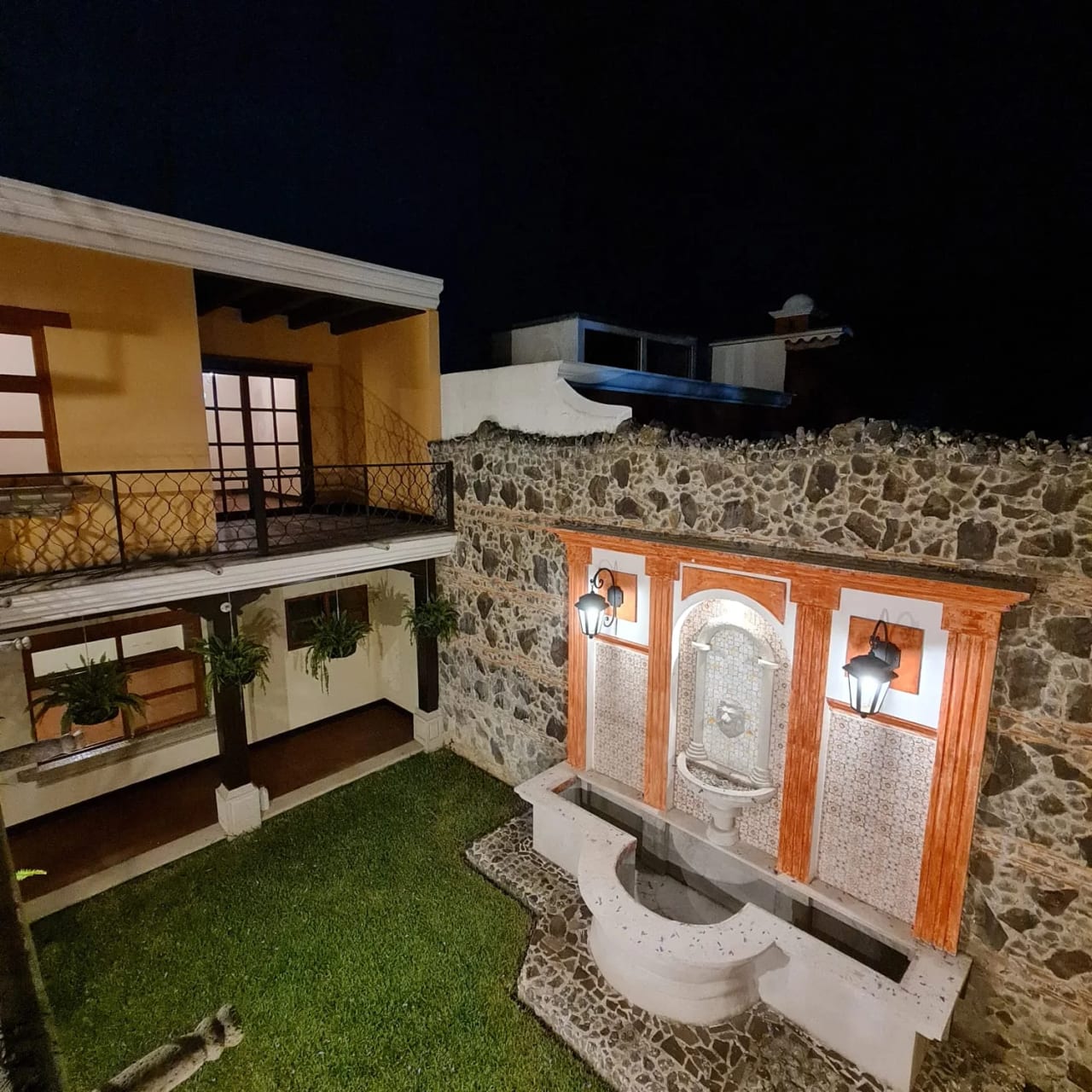 Bella Vista Jocotenango: Lujosa Casa de Esquina sobre Boulevard — Casa en Venta en Jocotenango, Sacatepéquez — foto 11 de 17