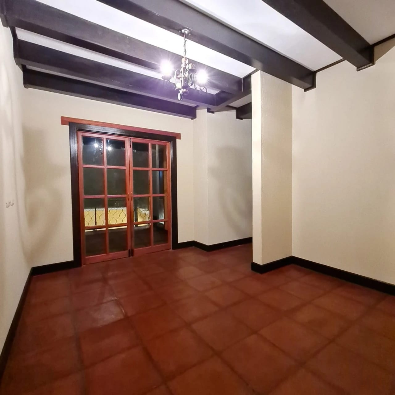 Bella Vista Jocotenango: Lujosa Casa de Esquina sobre Boulevard — Casa en Venta en Jocotenango, Sacatepéquez — foto 15 de 17