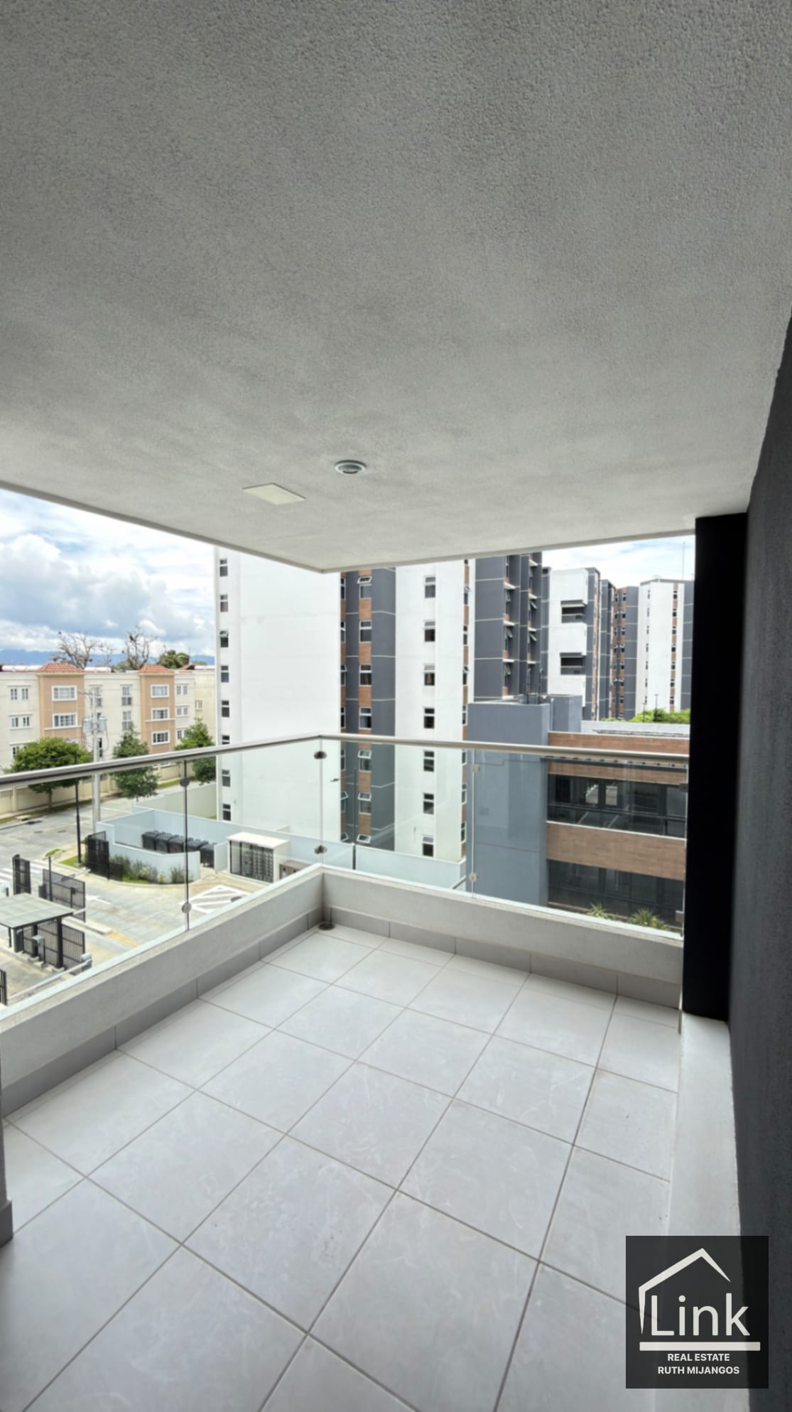 Renta de Villa Condado el Naranjo Serena — Apartamento en Alquiler en Condado Naranjo, Zona 4 Mixco, Guatemala, Ciudad — foto 2 de 14
