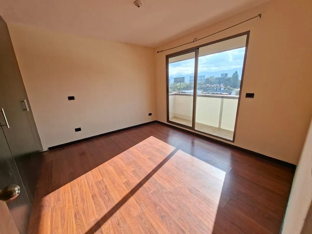 Apartamento con balcón | Jardines de Las Charcas | Zona 11 - Alquilo — Apartamento en Alquiler en Jardines de Las Charcas, Zona 11, Guatemala, Ciudad — foto 5 de 17