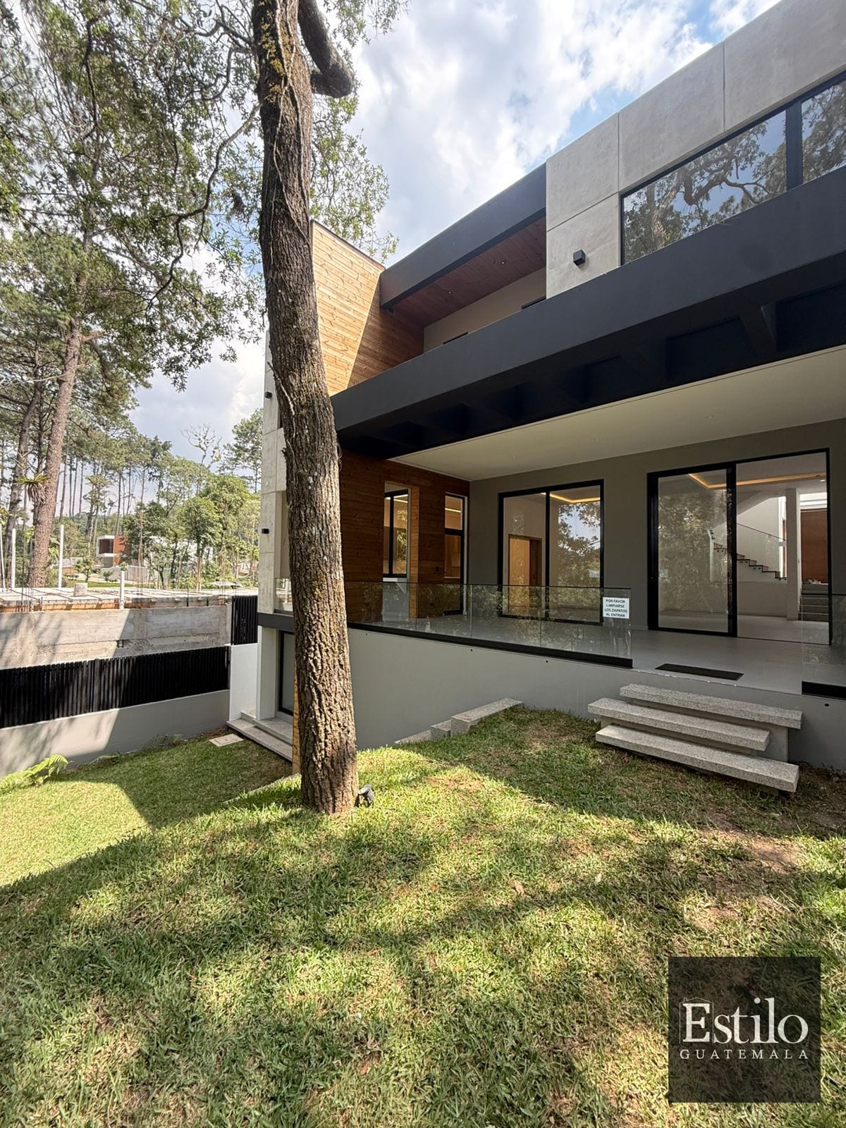 Preciosa Casa En Venta Z.16 — Casa en Venta en Zona 16, Guatemala, Ciudad — foto 1 de 17