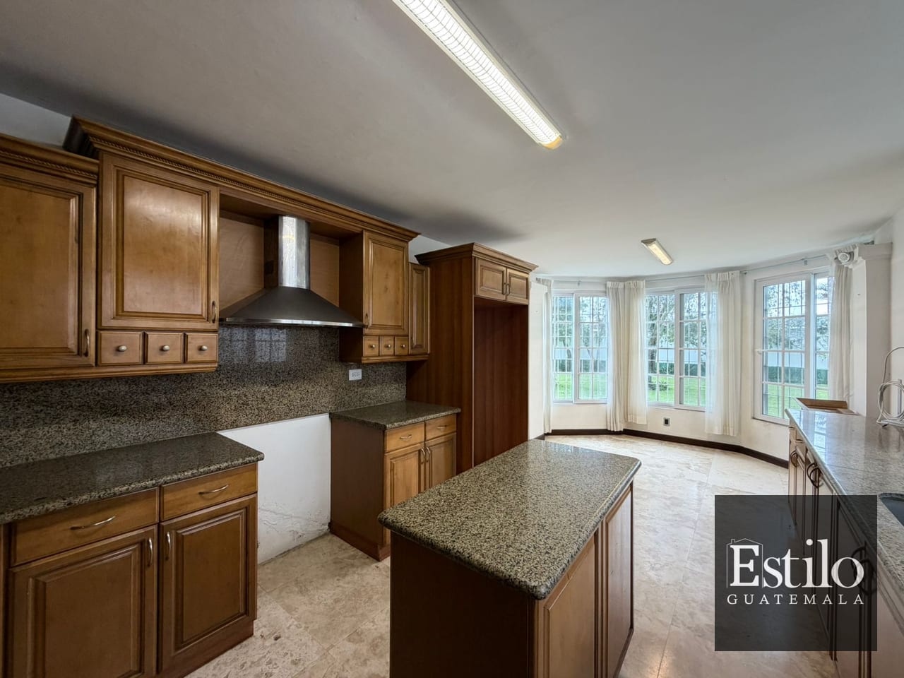 Preciosa Casa en Venta Zona 16 — Casa en Venta en Zona 16, Guatemala, Ciudad — foto 15 de 17