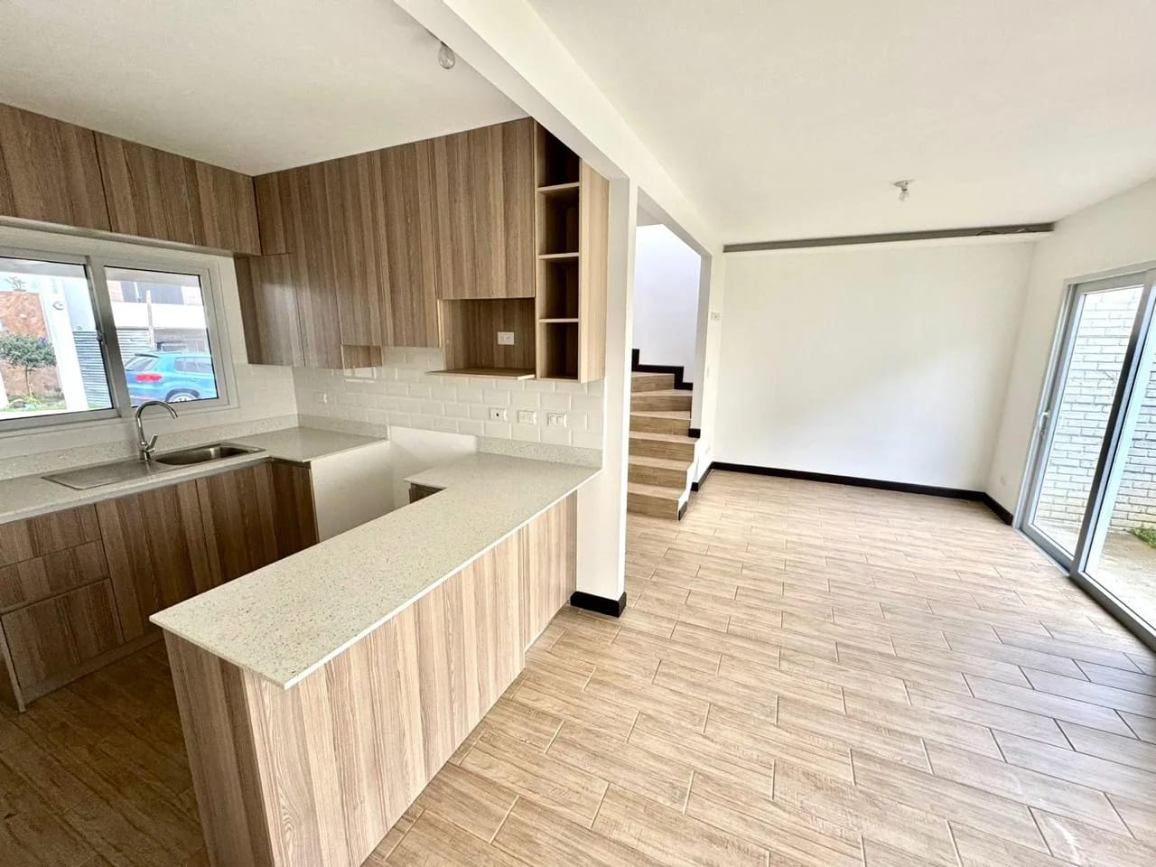 Linda casa en venta para estrenar en Bosques de Santa Elena. — Casa en Venta en Carretera a El Salvador, Guatemala, Ciudad — foto 3 de 8