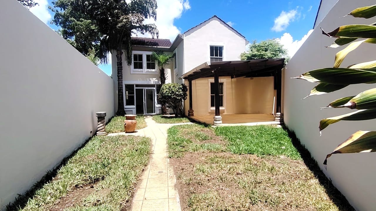 Casa en Renta Tipo Victoria Condadi Naranjo — Casa en Alquiler en Condado Naranjo, Zona 4 Mixco, Guatemala, Ciudad — foto 1 de 16