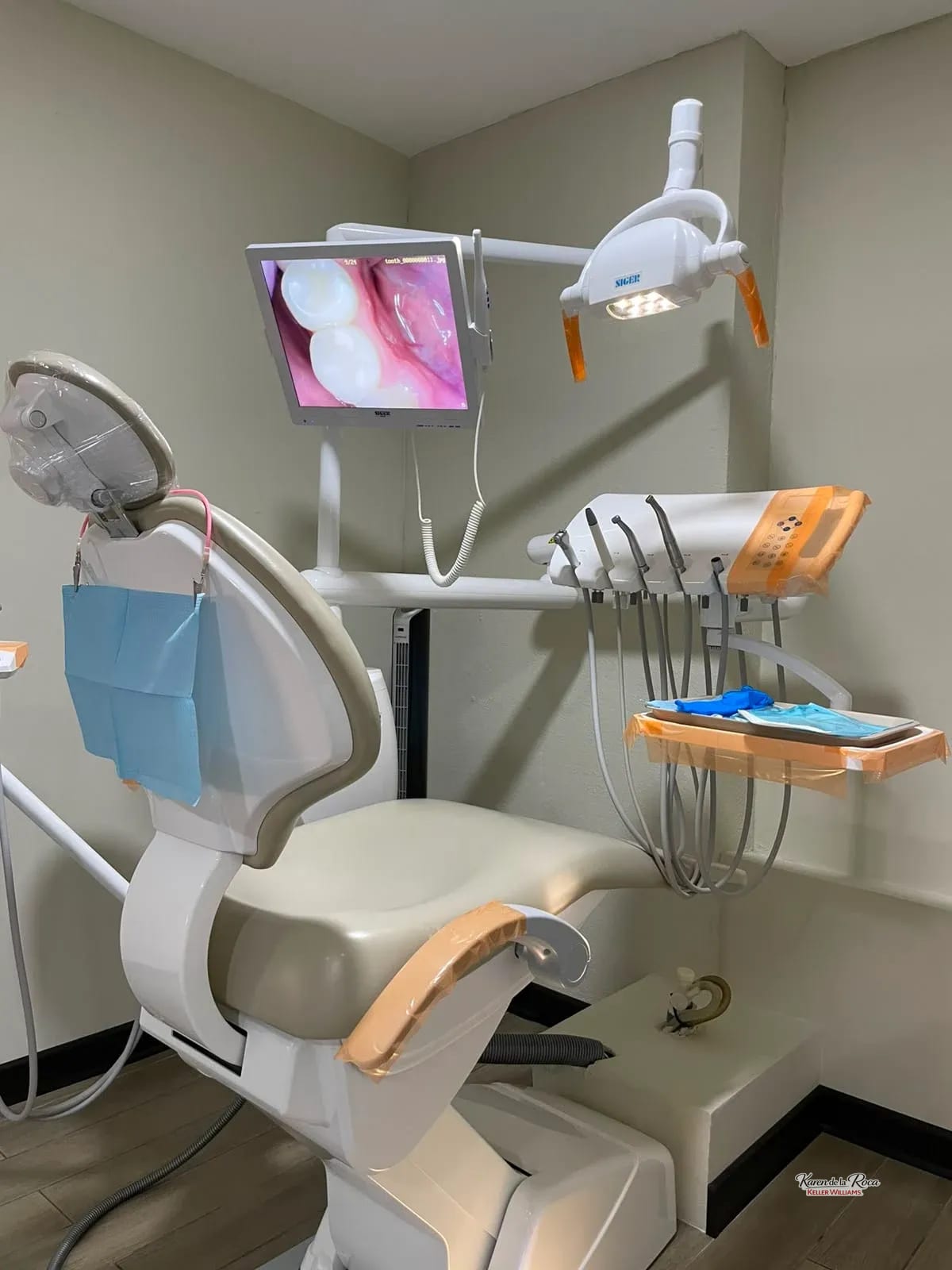 Cabina con Unidad Dental en Alquiler Zona 10 — Clínica en Alquiler en Géminis 10, Zona 10, Guatemala, Ciudad — foto 2 de 3