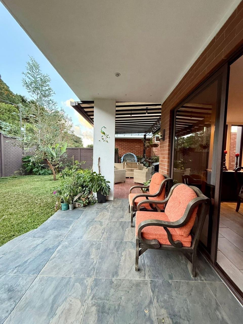 Casa en venta | 3 habitaciones | jardín con pérgola | 6 parqueos — Casa en Venta en Santa Catarina Pinula, Guatemala, Ciudad — foto 4 de 13