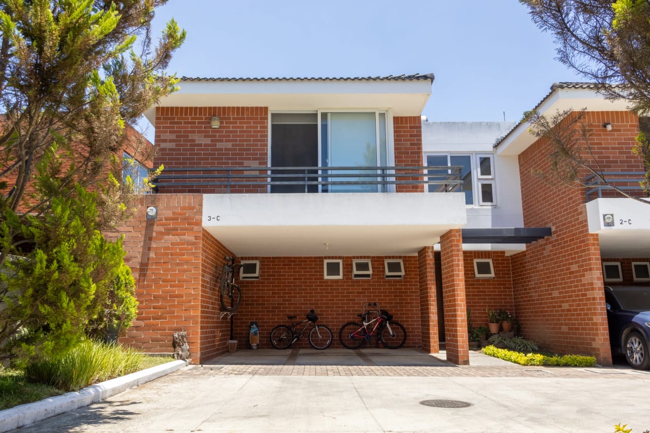 Venta Casa Ensenada San Isidro Z16 — Casa en Venta en Ensenada de San Isidro, Zona 16, Guatemala, Ciudad — foto 1 de 10