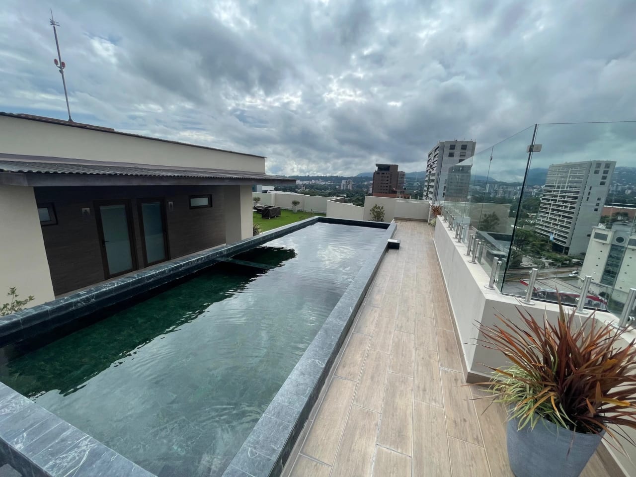 Rento apartamento en Zona 10 AMUEBLADO, EDIFICIO NUEVO CON AMENIDADES — Apartamento en Alquiler en Habitat Ciudad Vieja, Zona 10, Guatemala, Ciudad — foto 2 de 17