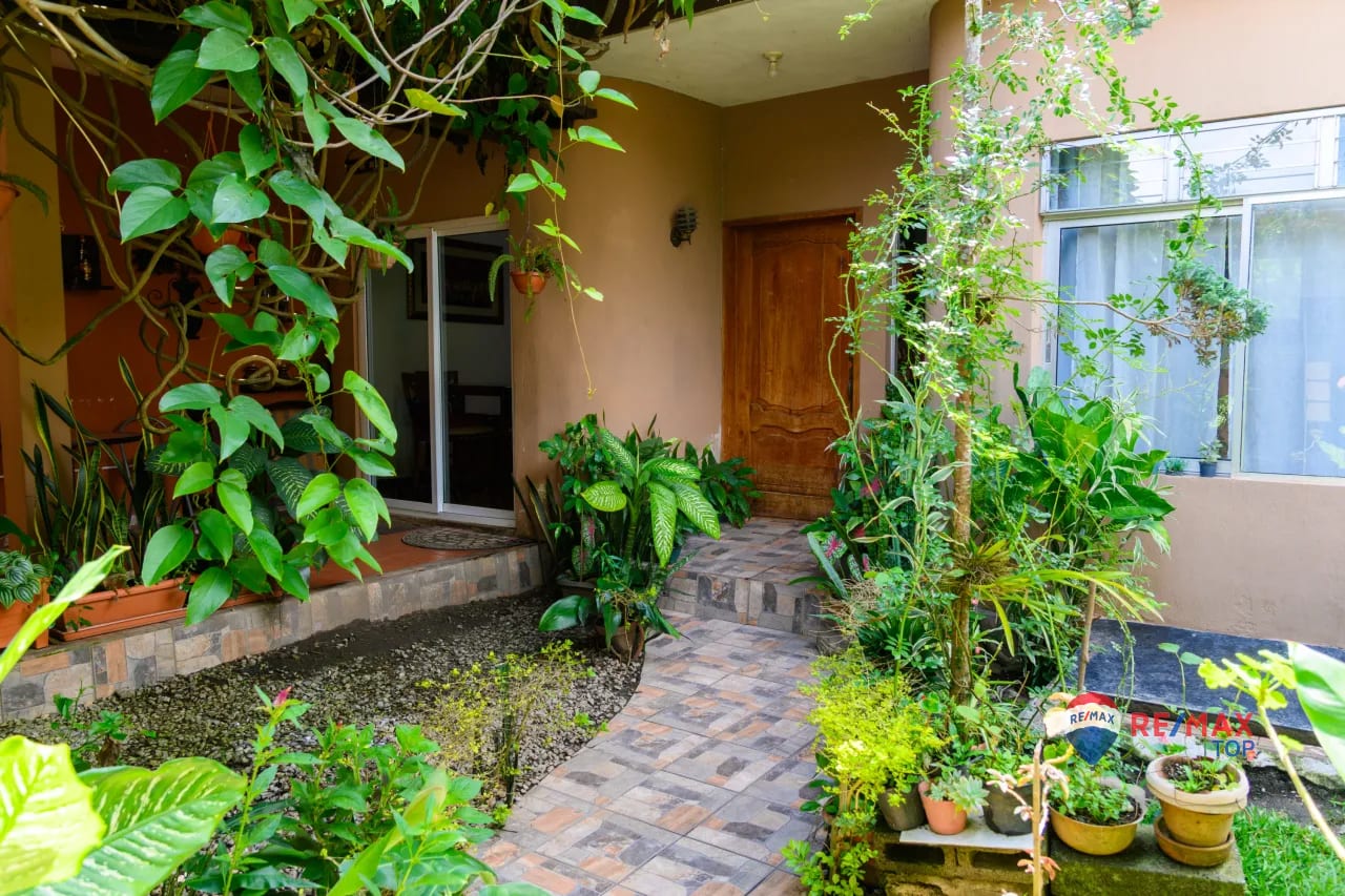 Casa de 2 Niveles en Exclusivo Residencial CACIC, Cobán, Alta Verapaz — Casa en Venta en Cobán, Alta Verapaz — foto 1 de 12