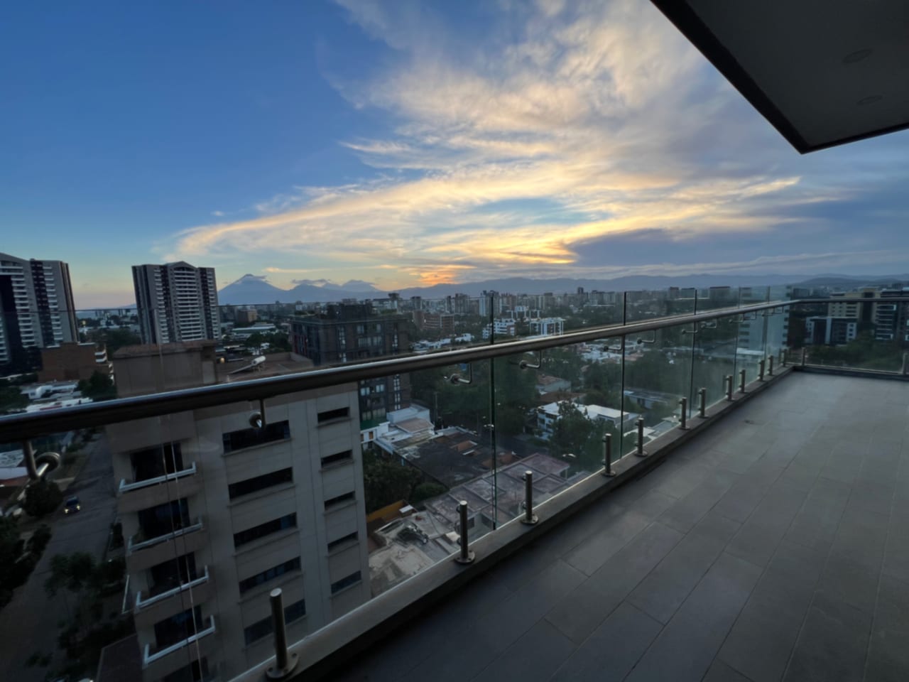 Apartamento Renta Zona 15 Vista Hermosa 2, Edificio Vhista , 2 Dormitorios , 2,5 Baños, 135 MTS2 $1,500 Linda Vista (no Se Aceptan Mascotas) — Apartamento en Alquiler en Vista Hermosa II, Zona 15, Guatemala, Ciudad — foto 1 de 16