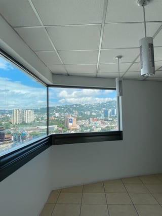 Oficina en venta o renta edificio Torino — Oficina en Venta en Zona 10, Guatemala, Ciudad — miniatura 1 de 12