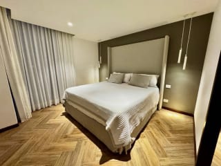 Apartamento amueblado 3 dormitorios y cuarto de servicios, zona 10 — Apartamento en Alquiler en Zona 10, Guatemala, Ciudad — miniatura 3 de 14