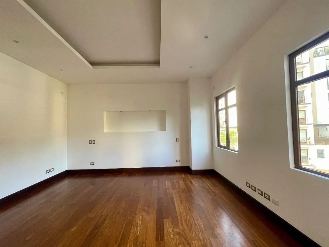 Apartamento Amplio Renta Muxb al Condominio Albereda de la Española 300 MTS2~3 Dormitorios , Sala Familiar ~ Dormitorio de Servicio 2 Parqueos $2,500 + Iva (no Se Aceptan Mascotas) — Apartamento en Alquiler en Muxbal, Guatemala, Ciudad — foto 11 de 12