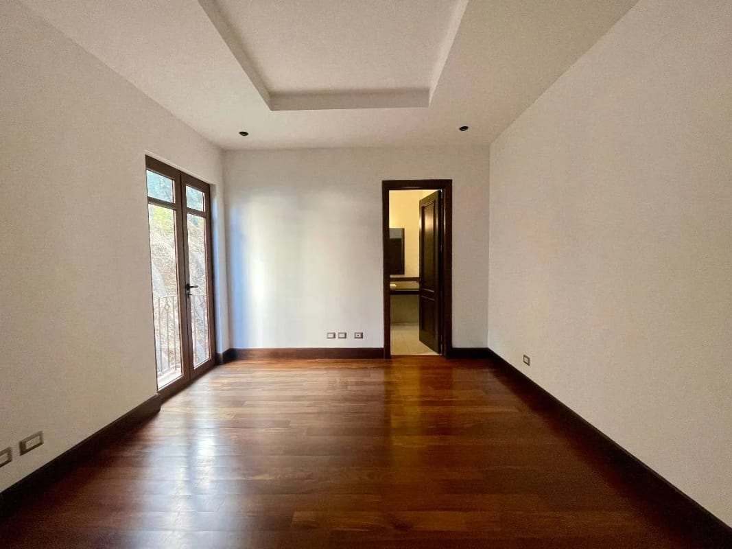 Apartamento Amplio Renta Muxb al Condominio Albereda de la Española 300 MTS2~3 Dormitorios , Sala Familiar ~ Dormitorio de Servicio 2 Parqueos $2,500 + Iva (no Se Aceptan Mascotas) — Apartamento en Alquiler en Muxbal, Guatemala, Ciudad — foto 8 de 12