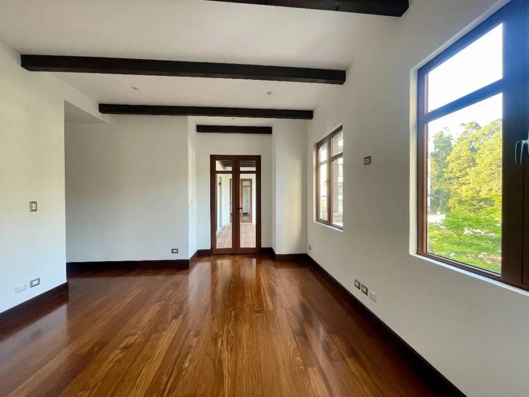 Apartamento Amplio Renta Muxb al Condominio Albereda de la Española 300 MTS2~3 Dormitorios , Sala Familiar ~ Dormitorio de Servicio 2 Parqueos $2,500 + Iva (no Se Aceptan Mascotas) — Apartamento en Alquiler en Muxbal, Guatemala, Ciudad — foto 6 de 12