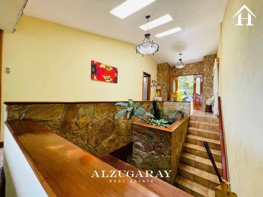 Casa Amueblada con Jardines - 4 Hab. / Cond. el Encinal, Mixco — Casa en Venta en Zona 7 Mixco, Guatemala, Ciudad — foto 4 de 15