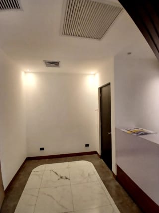Amplia Oficina - Clínica Tabicada en Renta — Oficina en Alquiler en Zona 10, Guatemala, Ciudad — miniatura 3 de 9