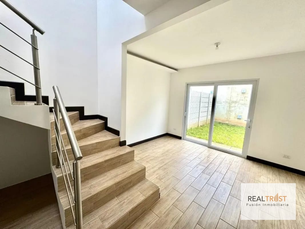 Linda casa en venta para estrenar en Bosques de Santa Elena. — Casa en Venta en Carretera a El Salvador, Guatemala, Ciudad — foto 3 de 16