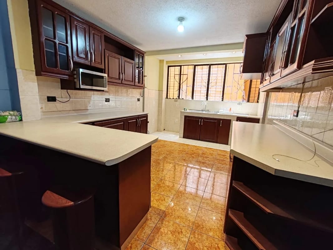 Casa en VENTA CONDOMINIO PANORAMA San Cristóbal ideal para fundación u oficinas — Casa en Venta en Zona 8 Mixco, Guatemala, Ciudad — foto 1 de 16