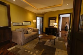 Renta Elegante Apartamento Amueblado 3 Hab Zona 10 — Apartamento en Alquiler en Santa María, Zona 10, Guatemala, Ciudad — miniatura 5 de 9