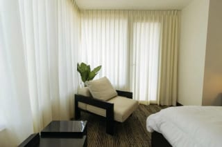 Renta Elegante Apartamento Amueblado 3 Hab Zona 10 — Apartamento en Alquiler en Santa María, Zona 10, Guatemala, Ciudad — miniatura 3 de 9