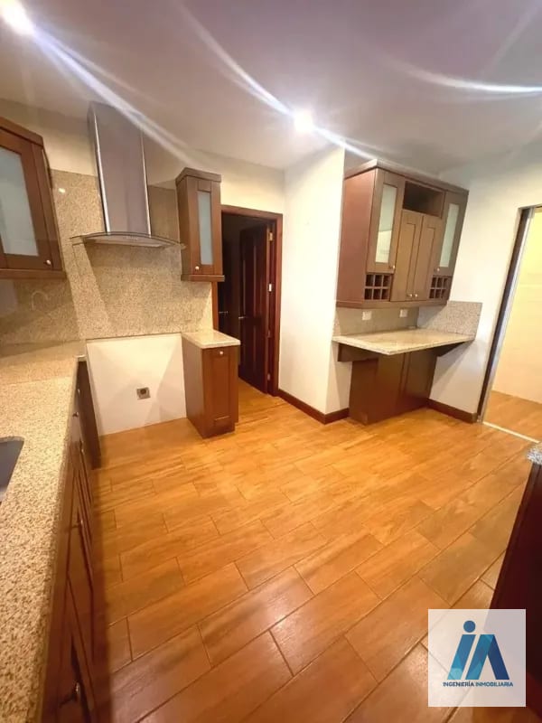 APARTAMENTO EN ALQUILER - 📍Edificio Milenia, zona 10 Viva en un entorno rodeado de áreas verdes con una ubicación privilegiada. — Apartamento en Alquiler en Zona 10, Guatemala, Ciudad — foto 1 de 5