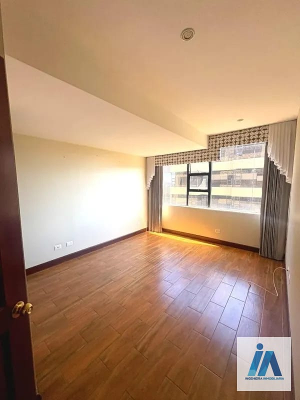 APARTAMENTO EN ALQUILER - 📍Edificio Milenia, zona 10 Viva en un entorno rodeado de áreas verdes con una ubicación privilegiada. — Apartamento en Alquiler en Zona 10, Guatemala, Ciudad — foto 4 de 5
