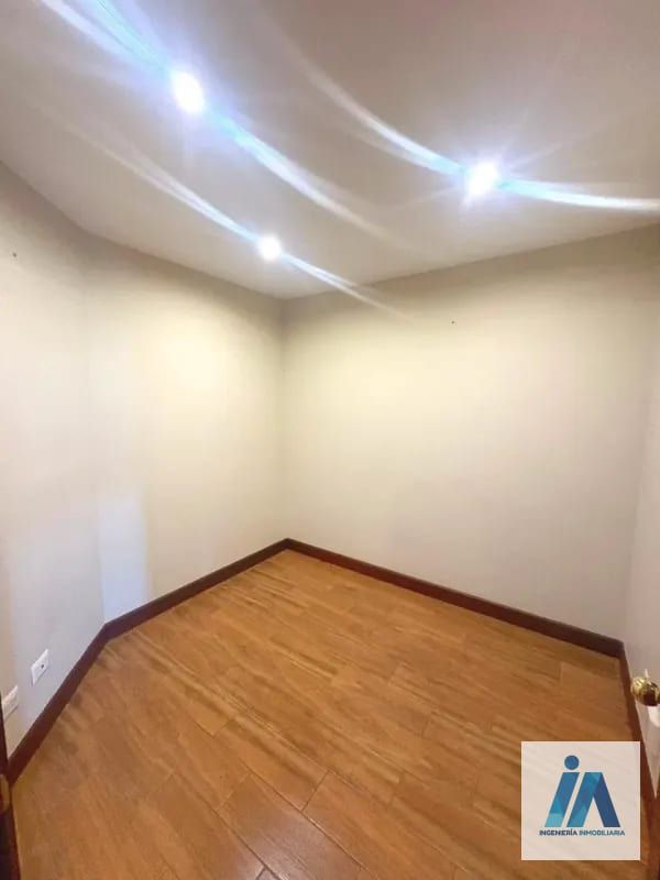 APARTAMENTO EN ALQUILER - 📍Edificio Milenia, zona 10 Viva en un entorno rodeado de áreas verdes con una ubicación privilegiada. — Apartamento en Alquiler en Zona 10, Guatemala, Ciudad — foto 3 de 5