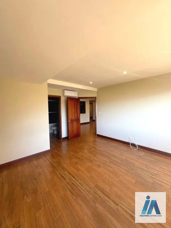 APARTAMENTO EN ALQUILER - 📍Edificio Milenia, zona 10 Viva en un entorno rodeado de áreas verdes con una ubicación privilegiada. — Apartamento en Alquiler en Zona 10, Guatemala, Ciudad — foto 2 de 5