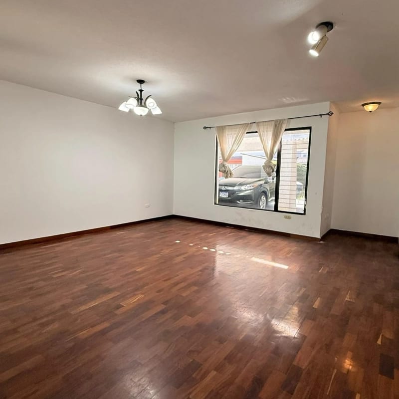 Casa amplia en venta - Entrada de San José Pinula (Km 16.5) — Casa en Venta en Carretera a El Salvador, Guatemala, Ciudad — foto 4 de 9