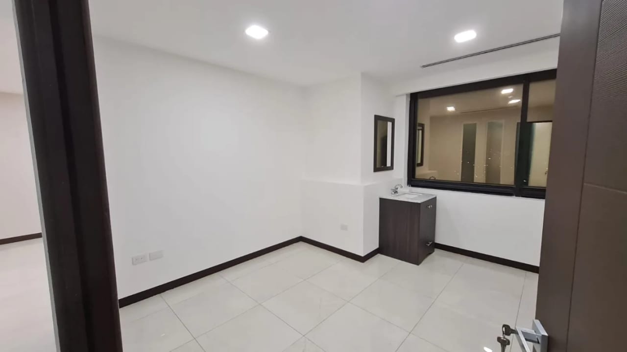 Oficinas en Renta Edificio Renovati Zona 10 — Oficina en Alquiler en Renovati, Zona 10, Guatemala, Ciudad — foto 3 de 8