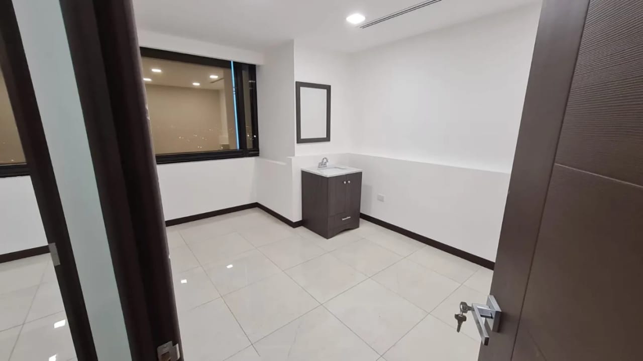 Oficinas en Renta Edificio Renovati Zona 10 — Oficina en Alquiler en Renovati, Zona 10, Guatemala, Ciudad — foto 2 de 8