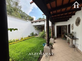 Casa Estilo Colonial C/ Jardin 2 Hab. / San Pedro las Huertas — Casa en Venta en San Pedro Las Huertas, Antigua, Sacatepéquez — miniatura 1 de 13