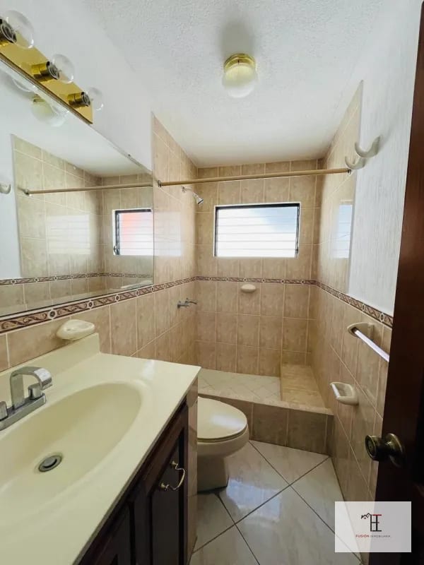 Vendo Amplia y Céntrica Casa Valles de Napa KM.16,5 Carretera a el Salvador — Casa en Venta en Valles de Napa, Carretera a El Salvador, Guatemala, Ciudad — foto 3 de 7