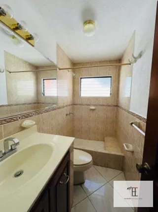 Vendo Amplia y Céntrica Casa Valles de Napa KM.16,5 Carretera a el Salvador — Casa en Venta en Valles de Napa, Carretera a El Salvador, Guatemala, Ciudad — miniatura 3 de 7