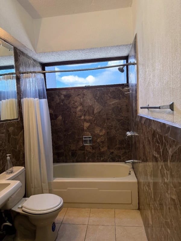 Apto en Renta $1,000/Venta $245,00 — Apartamento en Venta en Zona 10, Guatemala, Ciudad — foto 3 de 7
