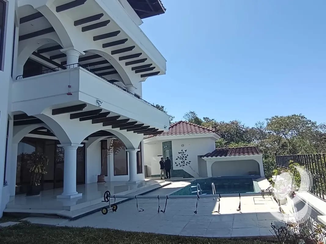 Vendo Espectacular Mansión de Lujo en Altos de Montebello. CAES. — Casa en Venta en Santa Catarina Pinula, Carretera a El Salvador, Guatemala, Ciudad — foto 2 de 17
