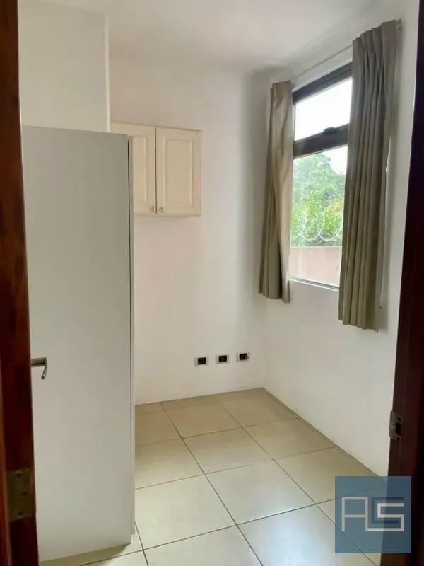 En RENTA - Amplio Apartamento ubicado en sector exclusivo de Oakland Zona 10 — Apartamento en Alquiler en Oakland I, Zona 10, Guatemala, Ciudad — foto 2 de 17